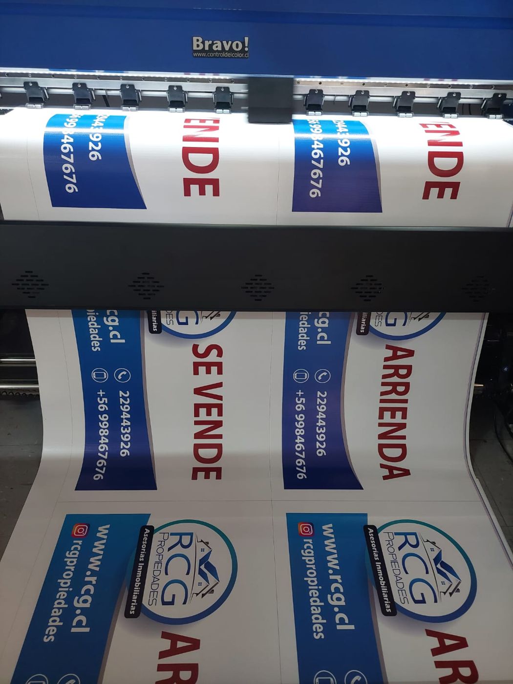 Plotter de gran formato imprimiendo letreros adhesivos de Se vende y Arrienda