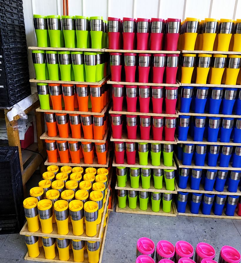Producción de vasos térmicos personalizados en volumen